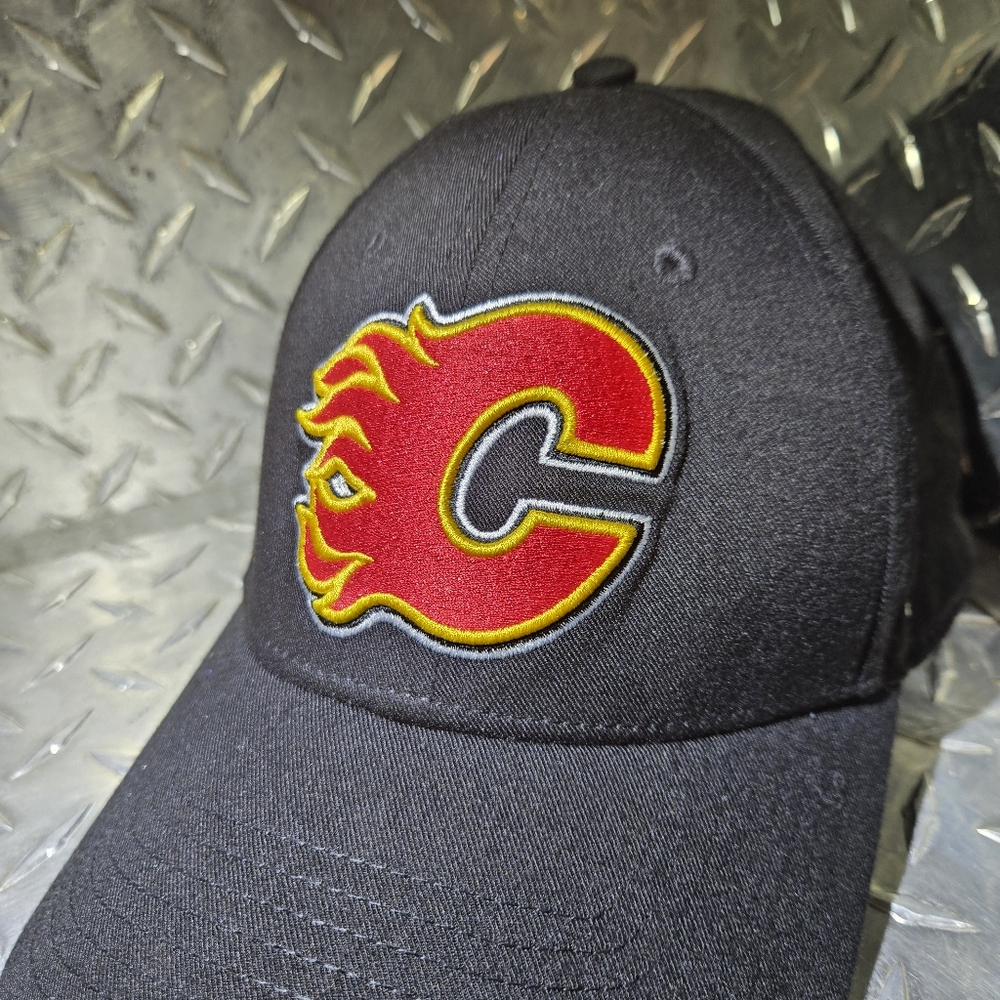2FOR$40 Fanatics Calgary Flames Cap - Picture 6 of 6
